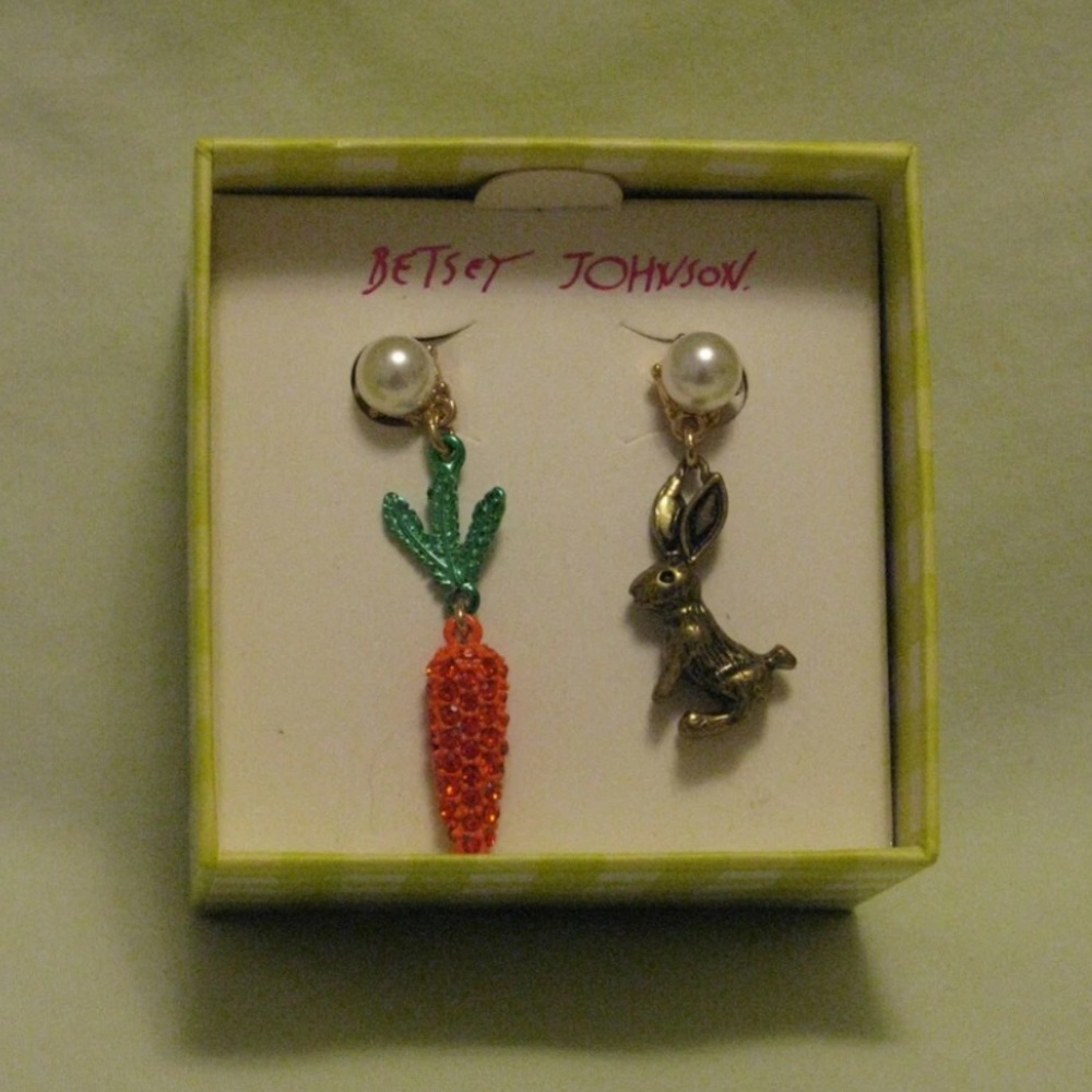 Betsey Johnson Bunny Rabbit & Carrot Dangle Earrings NIB & Authentic